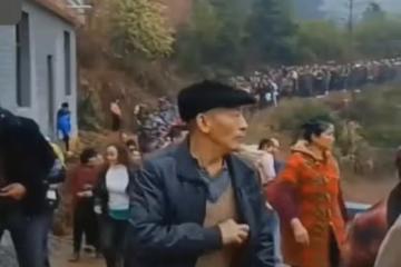 老人過世村民送葬上山，每人發20元，非常熱鬧，知情人：發好幾萬