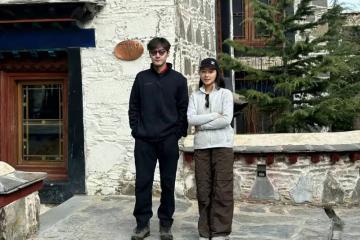偶遇胡歌夫婦西藏公益行，與女粉合影被盯到害羞，黃曦寧夫唱婦隨