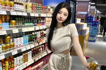 你根本頂不住!灰白色露臍短袖搭配米色長褲 盡顯完美身段