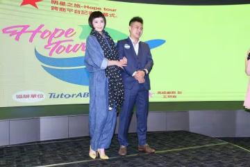 蕭淑慎這麼大歲數身材卻沒縮水,穿上鏡面抹胸裙後,更妖媚了