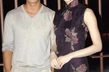 胡靜真挺愛她的富豪老公的,穿一身闊太裝為老公擦汗,樣子真文靜