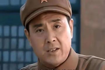 他在《亮劍》飾演丁偉，48歲爆紅，今66歲回河北農村建別墅養老