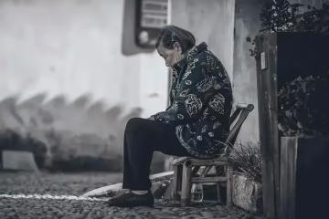 在女婿家養老，吃飯時被女婿支使進廚房5次，女兒：媽，你消停些