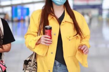 婁藝瀟喝「無糖可樂」太真實,一身休閒穿搭簡單卻意外好看,有范