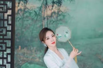 「央視主持」李思思氣質高貴淡雅，古風紗裙太驚艷，看著更高級