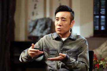 50歲於和偉居家健身,動作嫻熟一身腱子肉顯眼,客廳擺設接地氣