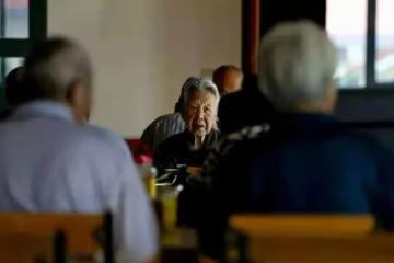 12年老保姆坦言：獨生家庭的老人，往往要比多子女家庭的老人幸福