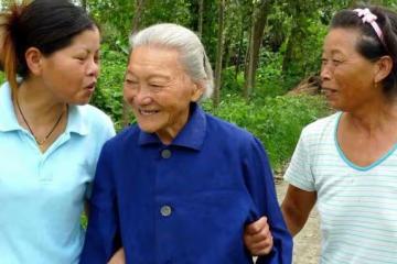 伺候癱瘓婆婆三十年,父老鄉親都誇我好,大姑姐一句話否定了我