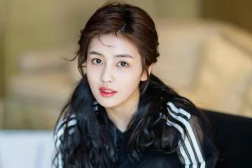 白鹿度假照曝光,28張美圖引熱議,素顏美女烤肉技能滿分!