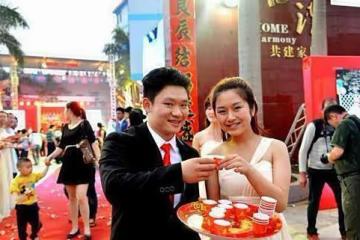 新婚第二天，老公給800紅包，讓媳婦早起做飯孝敬公婆，怒：滾