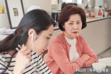 同學在我家吃住三年,她走後母親丟了一枚戒指,那年春節她來了
