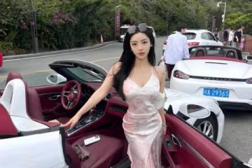 36D白富美尤物時尚穿搭：粉色弔帶長裙 優雅又迷人
