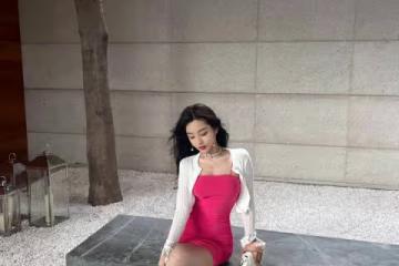 極品36D尤物時尚穿搭:白襯衫搭配粉紅色包臀裙 性感又優雅