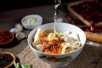 【麵食控必學】油潑麵,家常風味,簡單易做!
