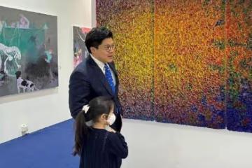 郭晶晶霍啟剛帶女兒看展，6歲霍中妍背書包乖巧，穿平價鞋 ​​