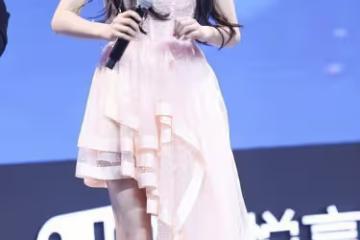 婁藝瀟穿紗裙也太仙女了,身材曲線真撩人,自帶優雅端莊氣質