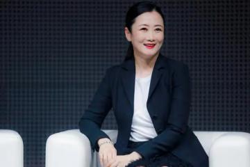 趙濤穿「蛋糕裙」裝嫩沒翻車,意外的還挺遮肉,主要靠氣質加分