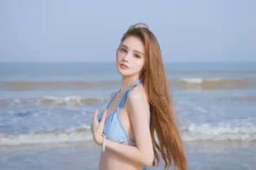 極品36D白嫩尤物海邊穿搭:藍色比基尼猶如夏日海浪 清新優雅