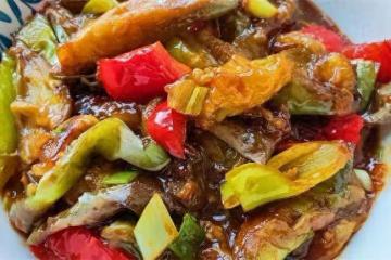 不用油炸,也能做出好吃燒茄子,關鍵就在腌制這一步,真的超下飯