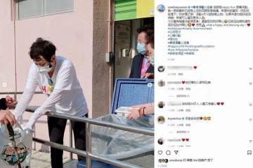 周潤發前妻當志願者，街頭派免費盒飯給老人家，低頭彎腰顯恭敬