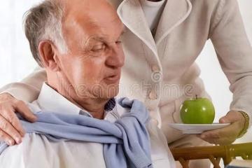 44歲女人:給78歲老太做住家保姆,月薪8800,可我還是選擇辭職