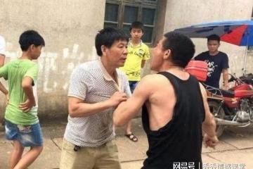 父親入土為安後我轉身要走，大嫂拿出兩本存摺，看完後我作出決定