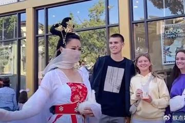 太驚艷了!四川女孩國外街頭扮演嫦娥爆紅,圍觀老外對她行跪拜禮