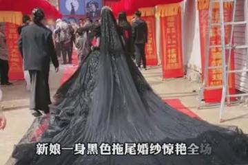 新娘穿黑色拖尾婚紗驚艷全場,走紅毯造型奇特,網友:像極垃圾袋