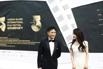 李念保養得真好，近照也精緻，穿魚尾裙真美，不愧是「富家太太」