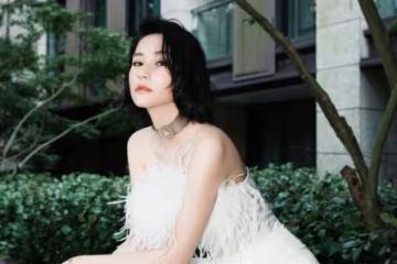 何超蓮短髮配白裙真高級,顏值氣質不輸明星,好有「富家千金範」