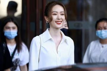 童謠氣質一般人真比不了，基礎款白襯衫搭配黑褲子，氣場強大