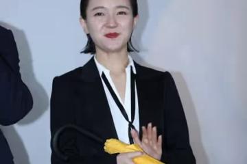 中性風太顯嫩？30+的焦俊艷利落短髮配西裝，挺有「小女孩」氣