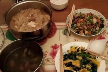 我坐月子姑姐來家蹭飯,她剛上桌,老公就把桌子掀了