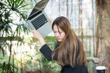 老公看著摔碎的手機說:「你賠,我花5000買的」「我賠你個孫子」