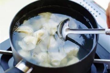 煮餃子是冷水下鍋還是熱水？別弄錯了！教你正確方法，又快又好