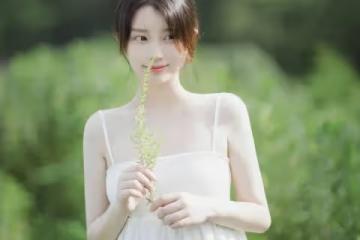 純白尤物少女的鄉間穿搭:夢幻般的白色弔帶長裙 宛如仙女下凡一般