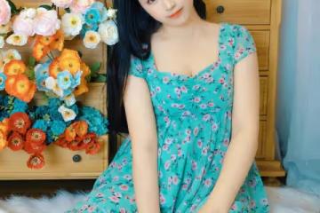 19歲白嫩尤物居家穿搭：綠色碎花連衣裙 盡顯優雅與柔美