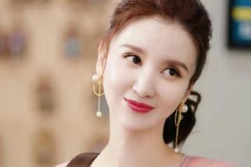 羅晉「前妻」原來身材這麼好！弔帶裙穿小一碼，這身材能不紅嗎