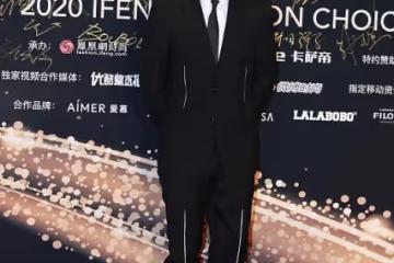 劉愷威正式中不忘「調皮」,穿西裝配高筒靴,看著還挺獨特又個性