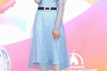宋祖兒真有少女感，身穿淺藍色波點長裙，看起來清爽又優雅