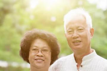 72歲老人不搭夥不再婚，只雇女保姆，老人：女保姆漂亮養眼還能幹