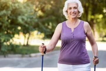 60歲阿姨獨居20年：孩子不在身邊，不找老伴，一個人賺錢買豪車