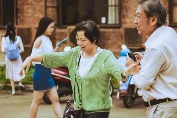 68歲大叔不再婚，和親家母搭夥3年：悔不當初，女人都是一個德行