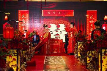 婚禮現場,婆婆拿出20萬彩禮,我卻當著眾人的面扔到了地上