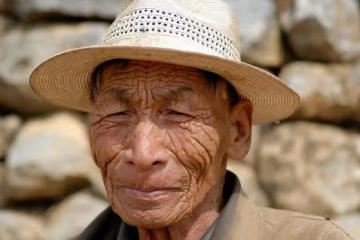80歲大爺:退休金8千,但我一分都不會給子女花,晚年養老靠自己