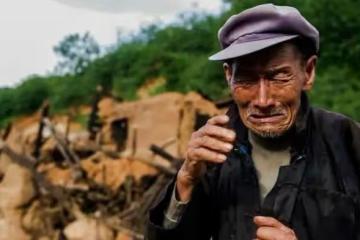 65歲老人哭訴:兒孫滿堂看著幸福,其實我過得有苦說不出