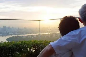58歲阿姨：晚年花一萬給自己買了一件旗袍，卻被兒媳嘲笑，有錯？