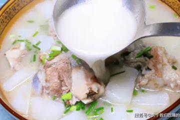 燉骨頭湯時，牢記只用2種調料，骨湯濃白鮮香無腥味，3碗不夠喝