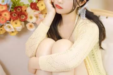 19歲甜妹居家穿搭：淡黃色長袖搭配綠色抹胸包臀裙 小清新感十足