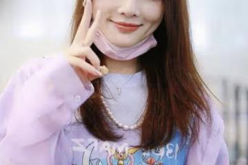 李小璐久違現身機場，穿網紅套裝配「韓式眼妝」，不怕帶歪甜馨？